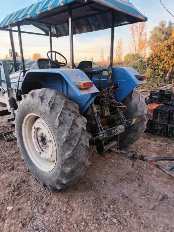 Tractor New Holland TT3840F 2007 con pala - Imagen 2